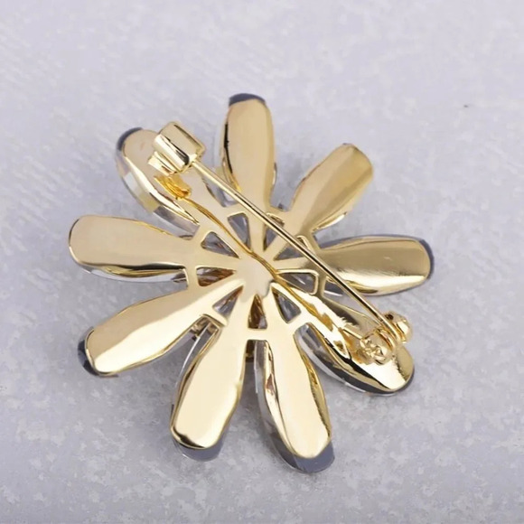 VQ Elegant Flower Brooch - Picture 2 of 6